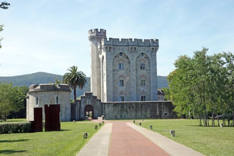 Construído en el siglo XIX, el Castillo de Arteaga es uno de los símbolos históricos de Gautéguiz de Arteaga y hoy funciona como hotel con encanto.