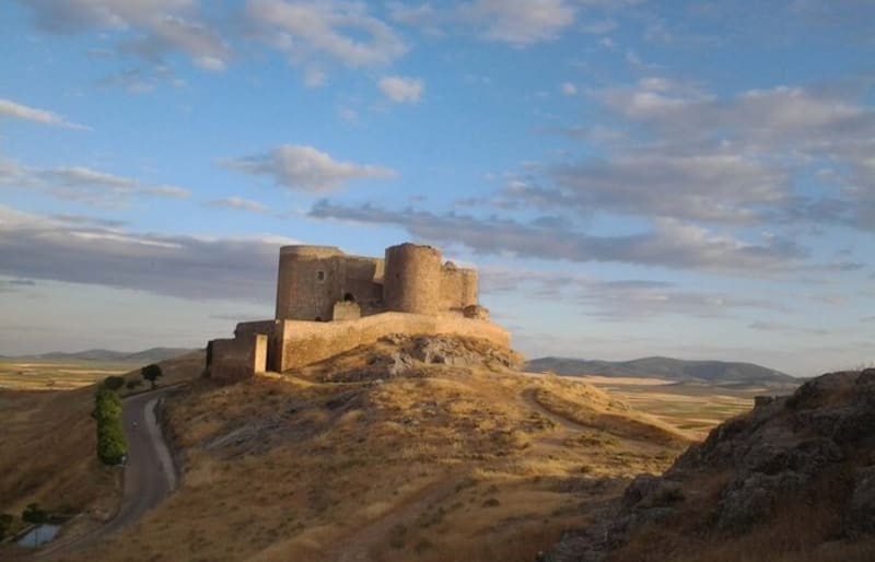 El Castillo de Consuegra, cuyos primeros antecedentes se vinculan con una estructura musulmana del siglo X, fue reconstruido y ampliado por la Orden de San Juan.