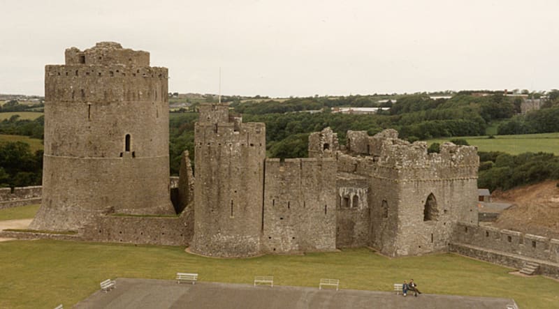 La fortaleza medieval se levanta sobre un promontorio rocoso con vistas a Milford Haven.