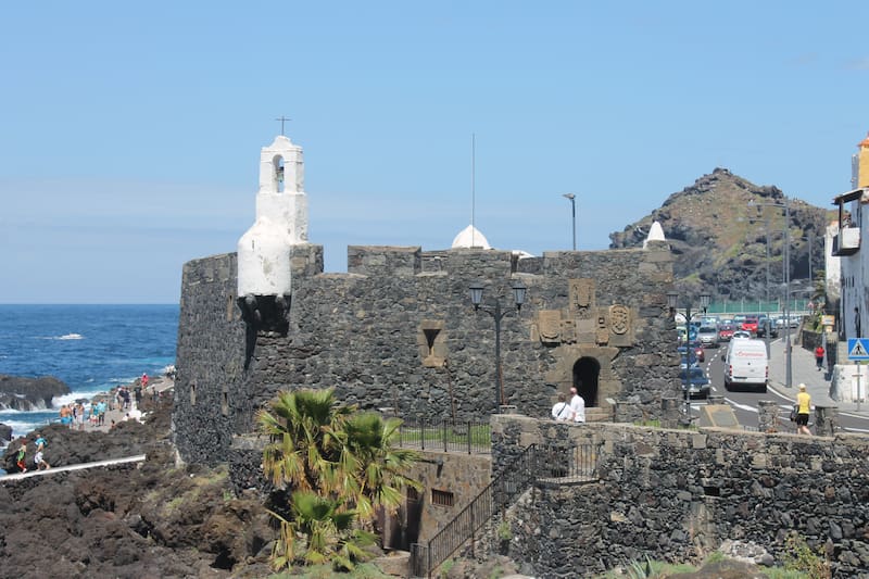 El Castillo de San Miguel, construido en el siglo XVI para proteger el antiguo puerto, es hoy uno de los principales símbolos históricos del municipio de Garachico.