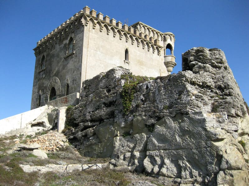 El Castillo de Santa Catalina, una joya arquitectónica con vistas privilegiadas al mar.