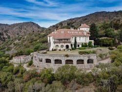 Venden el castillo en Córdoba de uno de los hombres más ricos del mundo: su relación con Menem y la SIDE