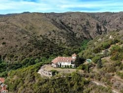 Venden el castillo en Córdoba de uno de los hombres más ricos del mundo: su relación con Menem y la SIDE