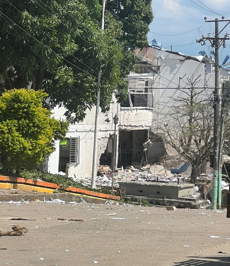 Nueve horas de terror en el Cauca: ataques de una disidencia de las Farc dejaron varios heridos y destrozos en Buenos Aires.