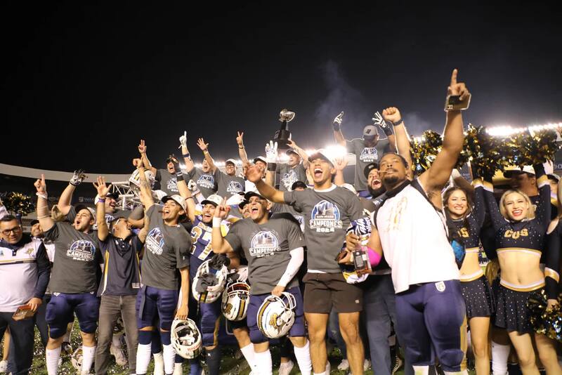 Jugadores, fanáticos y cheerleaders celebran el bicampeonato de Caudillos de Chihuahua, de la Liga de Futbol Americano de México.