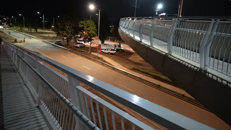 Entre las obras, se creó una pasarela peatonal que permitirá cruzar la Avenida Ejército Argentino en altura. (Foto.: Gobierno de Córdoba)