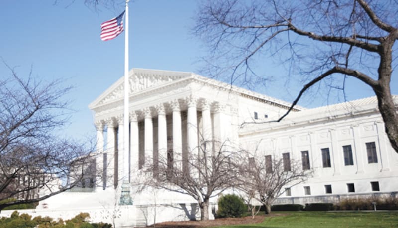 Si la Corte Suprema aprueba la legalidad de la orden ejecutiva de Trump, los afectados, aunque nazcan en territorio estadounidense, quedarían sin derecho a pasaporte. Foto: Bloomberg.