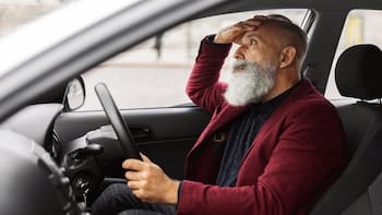 Adiós al carnet de conducir: estos son los casos en los que la DGT puede retirarte el permiso desde los 65 años