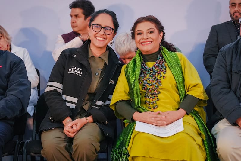 La alcaldesa de Tlalpan, Gaby Osorio Hernández y la Jefa de Gobierno de CDMX, Clara Brugada Molina en el anuncio de la construción de la línea 4 del Cablebús.