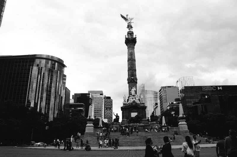 A medida que el terreno circundante desciende, se han debido agregar 14 escalones a su base para compensar la diferencia de nivel.