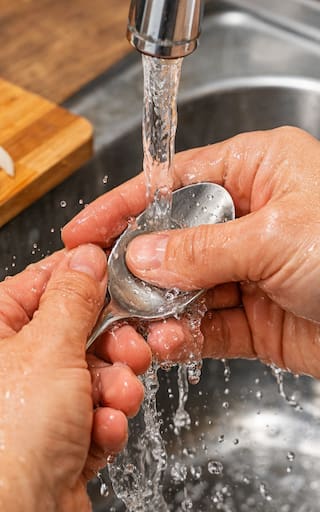 Cómo quitar el olor a cebolla de las manos: el truco con acero inoxidable que sí funciona