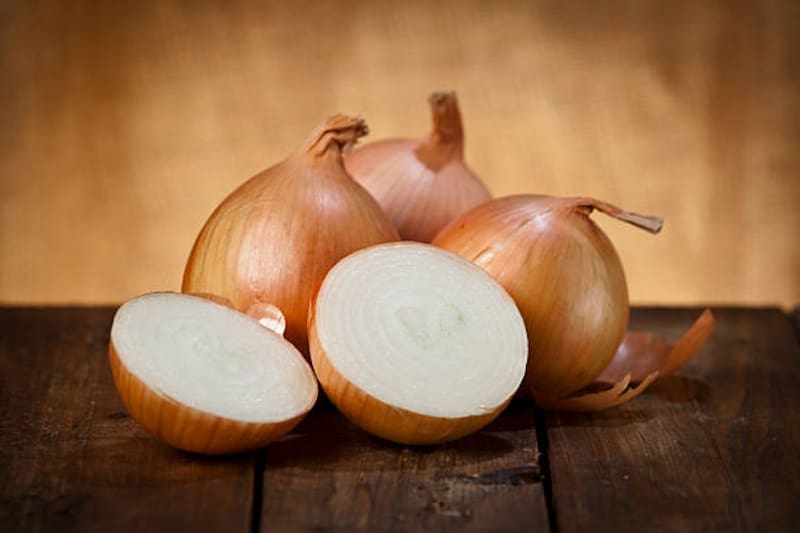 Las propiedades de la cebolla permiten corregir la caída del cabello y fortalecerlo.
