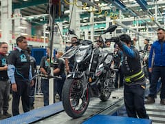Ricardo Salinas Pliego acapara el mercado de las motos en México y vende más unidades que toda la industria automotriz