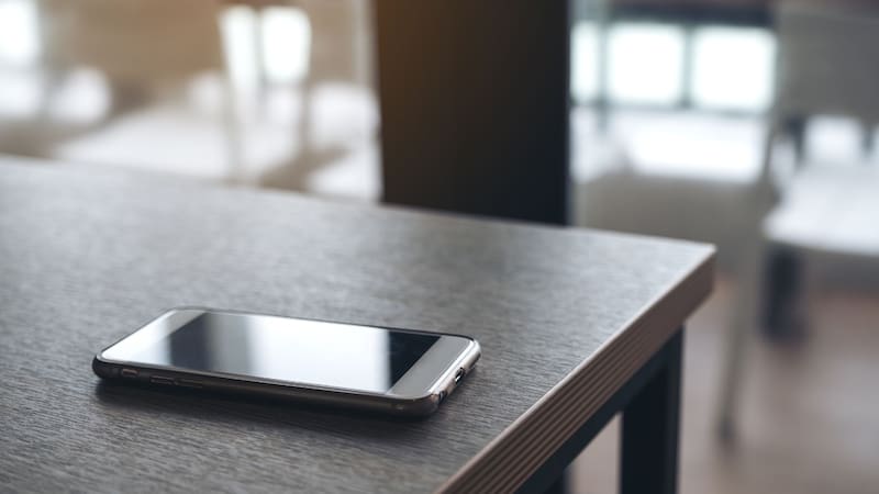 Apoyar el celular en la mesa: por qué deberías evitarlo y qué problemas ocasiona
