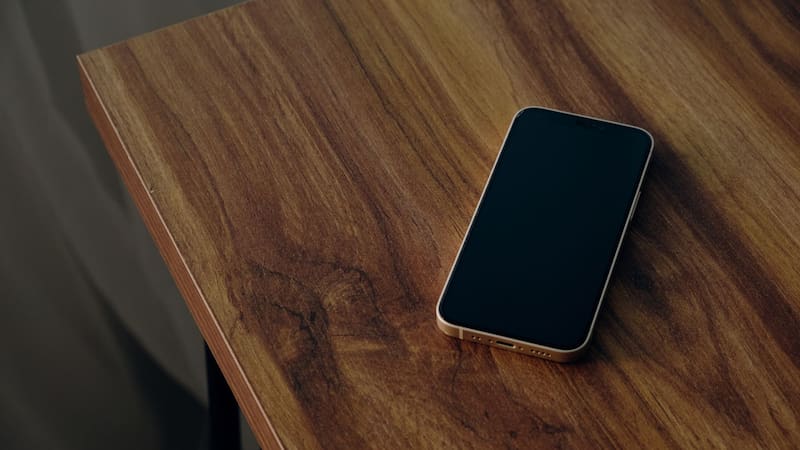 Apoyar el celular en la mesa: por qué deberías evitarlo y qué problemas ocasiona