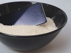 Casi todos lo hacen y es un error: por qué NO conviene meter el celular mojado en arroz y qué hay que hacer en su lugar