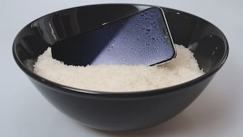Casi todos lo hacen y es un error: por qué NO conviene meter el celular mojado en arroz y qué hay que hacer en su lugar