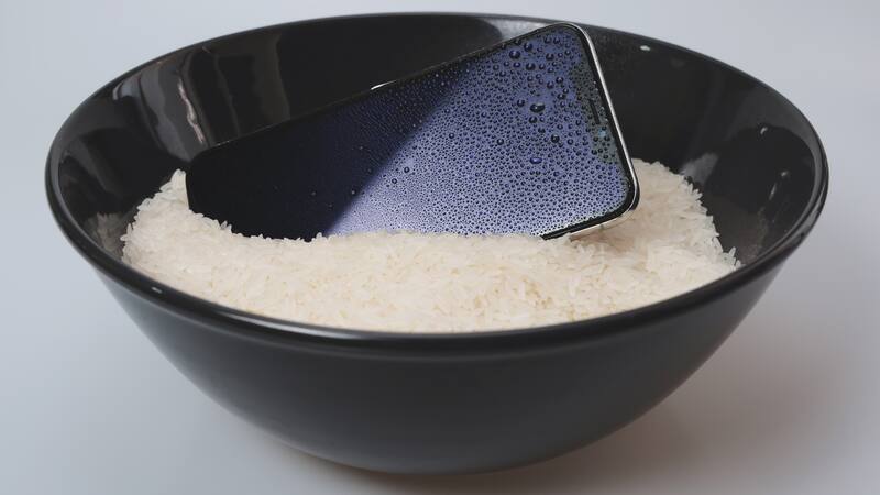 Apple advierte expresamente contra el arroz, y Samsung recomienda un procedimiento distinto.