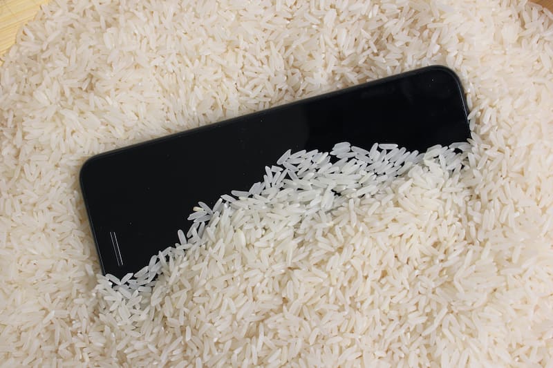 El arroz no alcanza a extraer la humedad que queda atrapada dentro del equipo, donde realmente hace daño.