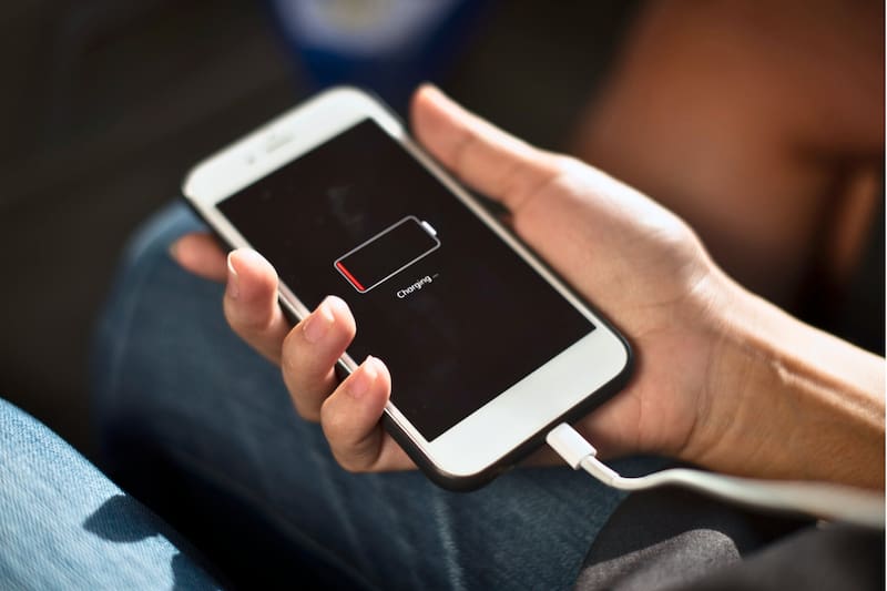 Cargar correctamente el celular puede ayudar a reducir el desgaste de la batería y del puerto de carga. (Fuente: Freepik).