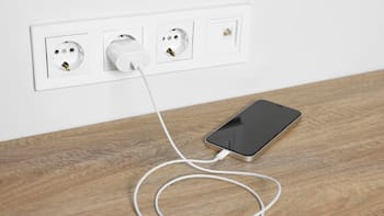 Qué se conecta primero: el cable al celular o el cable al enchufe o toma