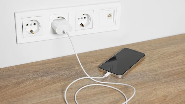 Qué se conecta primero: el cable al celular o el cable al enchufe o toma