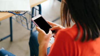La provincia de Buenos Aires limitará los celulares en las escuelas: cómo funcionará y desde cuándo
