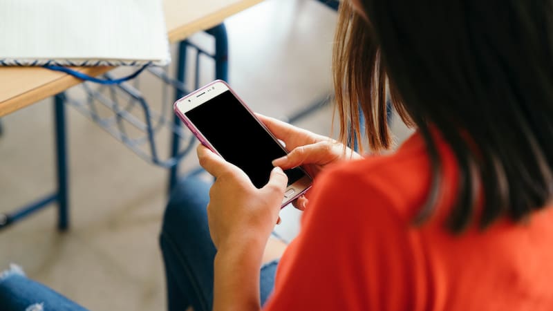 La provincia de Buenos Aires limitará los celulares en las escuelas: cómo funcionará y desde cuándo.