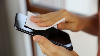 Qué porcentaje de alcohol usar para limpiar y desinfectar el celular y cómo hacerlo correctamente