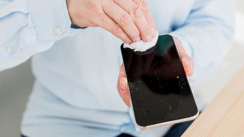 Estudios de ingeniería y guías oficiales de Samsung y Apple explican el peligro invisible del agua en el conector y cómo evitar fallas fatales.