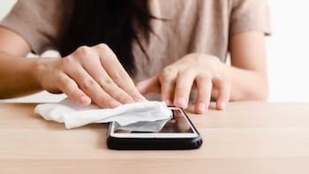 Por qué hay que limpiar la pantalla del celular y cómo hacerlo sin dañarla