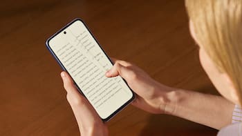 Ni tablet ni e-reader: el smartphone pensado para quienes pasan horas leyendo en pantalla