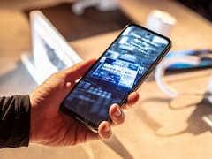 El cambio que llega a los smartphones: más batería, menos cansancio visual y cargador incluido