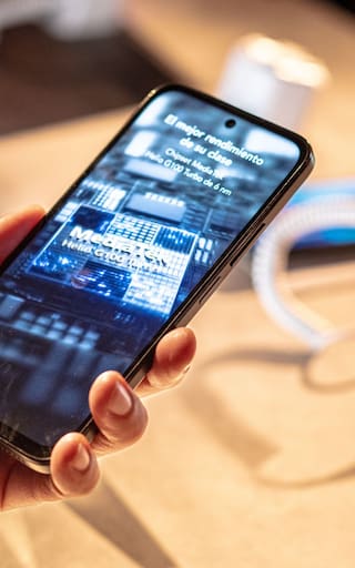 El cambio que llega a los smartphones: más batería, menos cansancio visual y cargador incluido