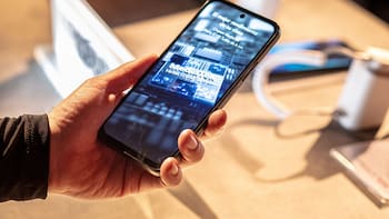 El cambio que llega a los smartphones: más batería, menos cansancio visual y cargador incluido