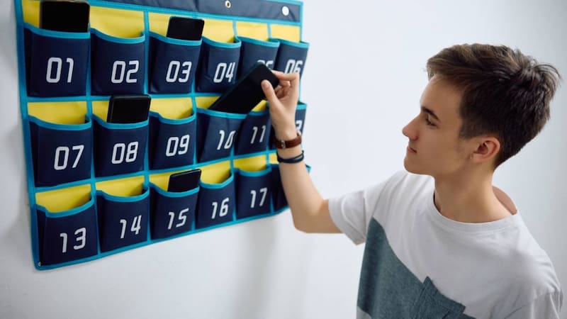 Restricción de celulares en escuelas de Baja California Sur comenzará a regir durante la jornada escolar desde el próximo 3 de noviembre.