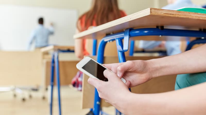 Solo se permitirá el uso de móviles en casos de emergencia o actividades educativas específicas. Fuente: Shutterstock.