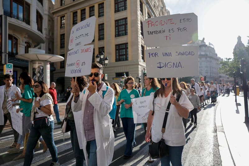 Manifestación de los médicos de la Comunitat Valenciana, entre el Palau de la Generalitat y la sede de la Delegación del Gobierno en la Comunitat Valenciana, en la semana de huelga médica y facultativa, entre el 18 y el 22 de mayo.