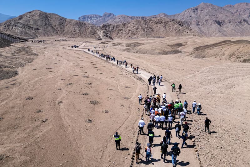 Centenares de visitantes recorren el sitio arqueológico de Peñico durante su reciente apertura oficial.