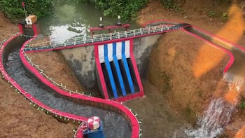 Cansado de los cortes, un ingeniero vietnamita construyó su propia central hidroeléctrica con ladrillos y tuberías: genera electricidad las 24 horas