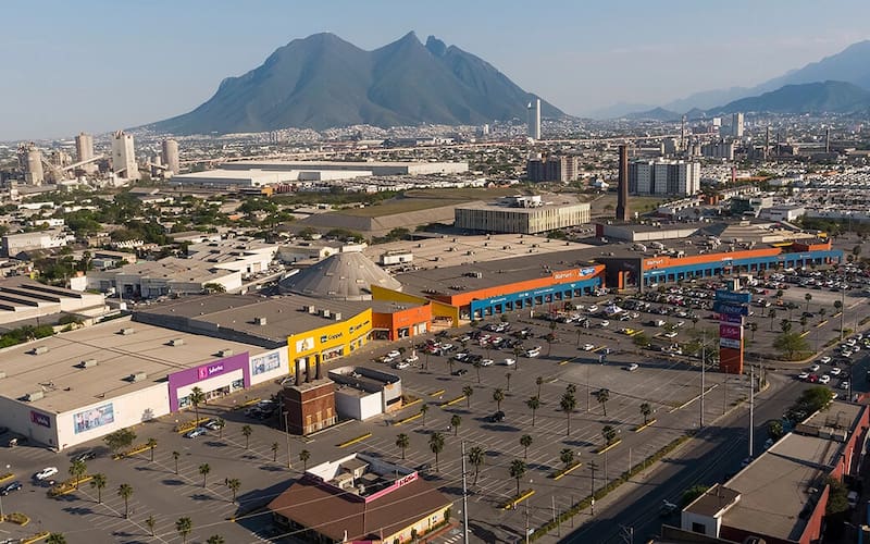 Plaza Céntrika, en Monterrey, una de las propiedades comerciales de FUNO.