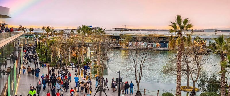 A pesar del proceso judicial, el complejo mantiene afluencia de público y actividad comercial.