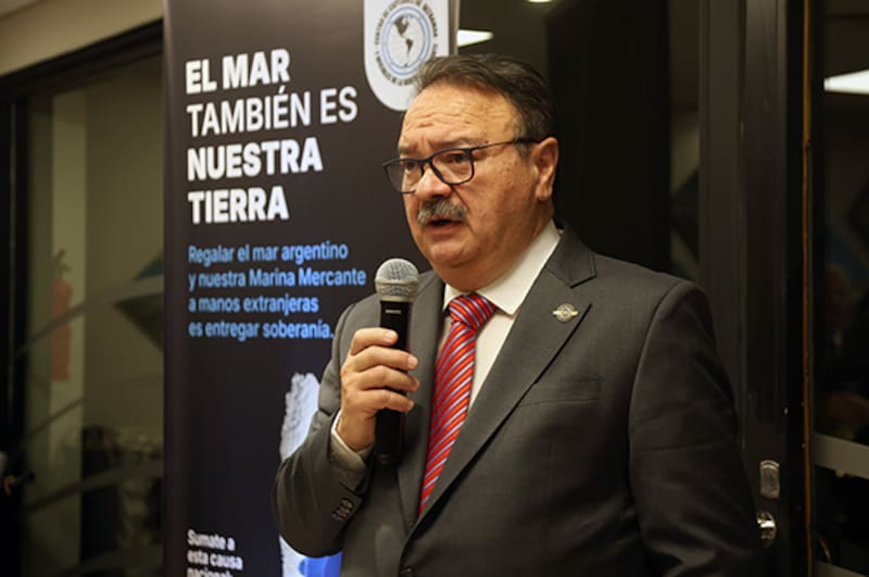 Jorge Tiravassi, presidente del Centro de Capitanes de Ultramar y Oficiales de la Marina Mercante. Detrás, un poster de la campaña “El mar también es nuestra tierra”.