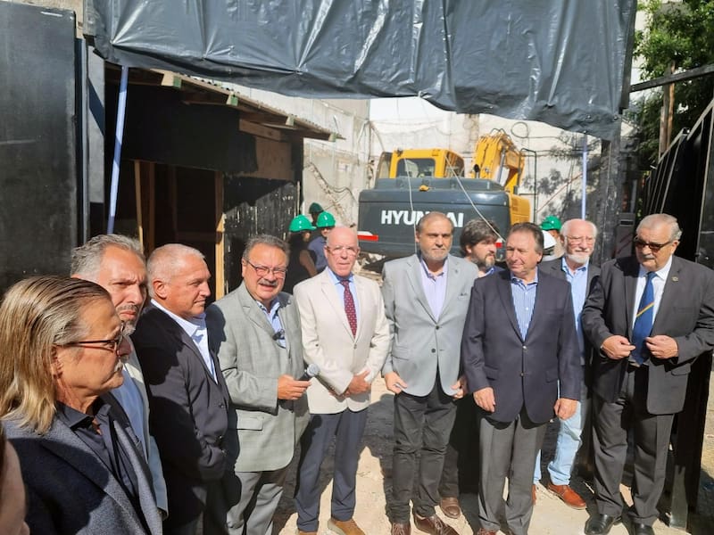 Marzo de 2026. Jorge Tiravassi, presidente del Centro de Capitanes de Ultramar y Oficiales de la Marina Mercante descubre el cartel de la obra donde se lleva a cabo la construcción del Centro Integral de Capacitación. A su lado, John Eric Ryan, presidente de la Cámara de Actividades de Practicaje y Pilotaje.