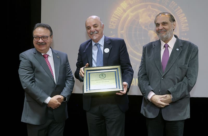 El doctor Carlos Alfonso Tomada fue incorporado como socio honorario del Centro de Capitanes de Ultramar y Oficiales de la Marina Mercante.