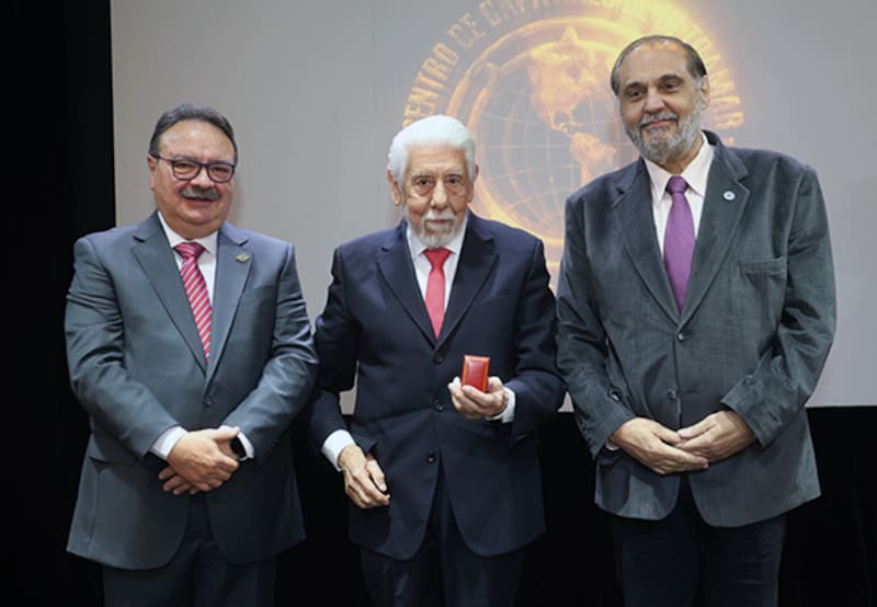 Entrega de medallas para los asociados que cumplieron 50 y 25 años ininterrumpidos de afiliación.