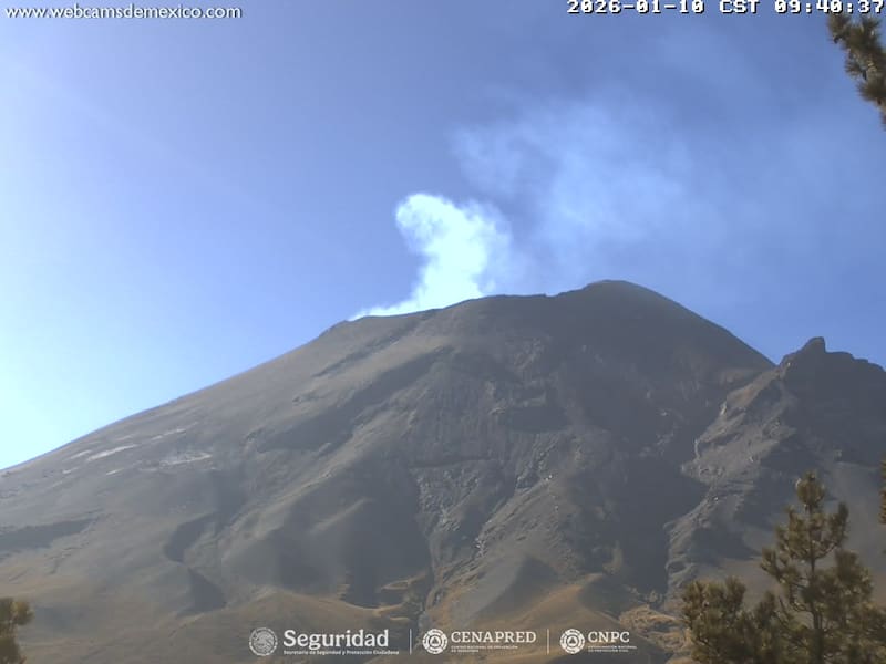 El Centro Nacional de Prevención de Desastres del Gobierno de México mantiene el volcán Popocatépetl bajo monitoreo constante y anunció caída de fragmentos incandescentes.