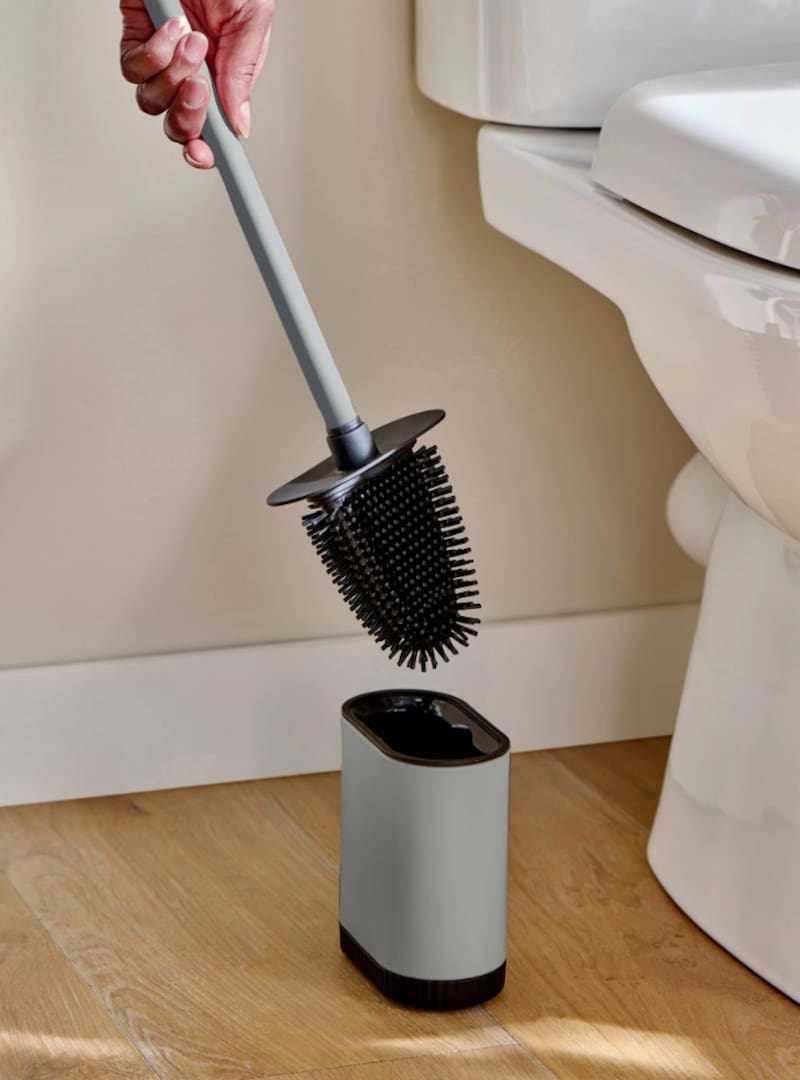 Se despide el cepillo del inodoro: el nuevo invento más higiénico que es tendencia para limpiar el baño en 2026.