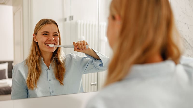 El cepillado debe completarse con movimientos suaves y en toda la dentadura para barrer la placa y evitar lesiones en las encías.