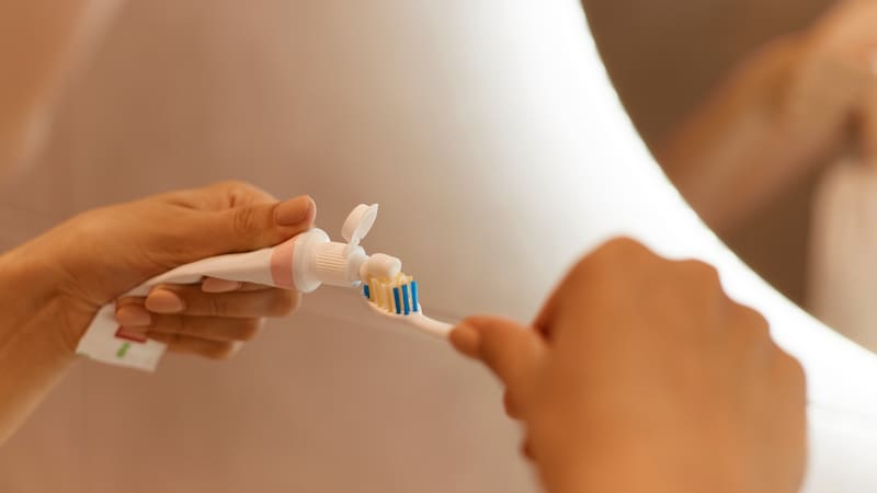 Los cepillos eléctricos incorporan movimientos automáticos que ayudan a eliminar la placa bacteriana de manera más uniforme.